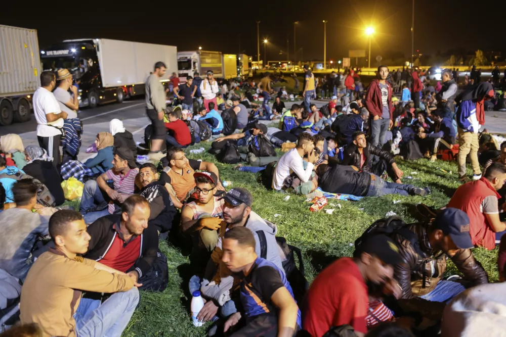 - 19.09.2015 - Slovenija - slovensko-hrva&scaron;ka meja - Obrežje   - Begunci 2015 - migracije po zahodni balkanski poti - migracijska pot beguncev iz Sirije, Afganistana in Iraka čez Balkan proti zahodni Evropi - evropska begunska kriza - migranti -   ///FOTO: Jaka Gasar