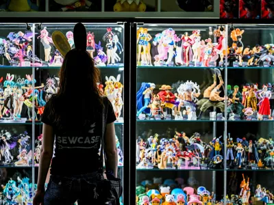A person looks at merchandise displayed during Gamescom 2025, a computer and video game industry event, in Cologne, Germany August 20, 2025. REUTERS/Jana Rodenbusch REFILE - QUALITY REPEAT   TPX IMAGES OF THE DAY / Foto: Jana Rodenbusch