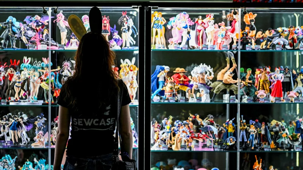 A person looks at merchandise displayed during Gamescom 2025, a computer and video game industry event, in Cologne, Germany August 20, 2025. REUTERS/Jana Rodenbusch REFILE - QUALITY REPEAT   TPX IMAGES OF THE DAY / Foto: Jana Rodenbusch