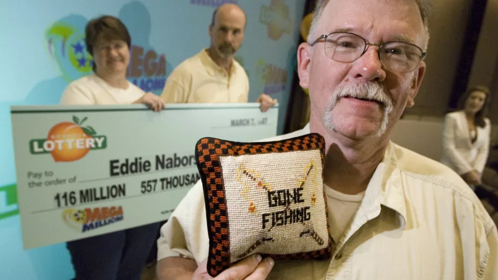 Eden od srečnežev je tudi ameri&scaron;ki voznik tovornjaka Ed Nabors, ki je&nbsp;leta 2007 domov odkorakal z dobrimi 80 milijoni dolarji. Ko so ga vpra&scaron;ali, kak&scaron;ni so njegovi načrti, je odgovoril:&nbsp;&raquo;Veliko bom ribaril.&laquo; Po nakupu hi&scaron;e se je prvotnega načrta tudi držal. / Foto: AP