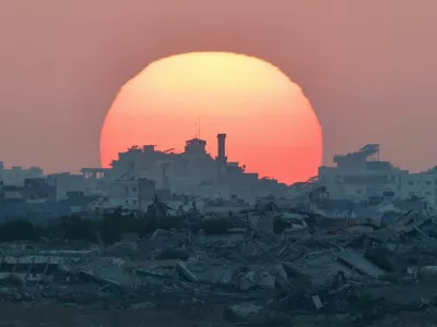 The sun sets over Gaza, as seen from the Israeli side of the border between Gaza and Israel, August 19, 2025. REUTERS/Amir Cohen   TPX IMAGES OF THE DAY
