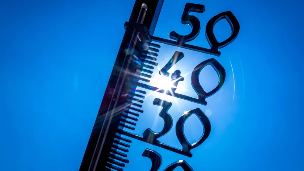 FILED - 19 July 2022, Mecklenburg-Western Pomerania, Schwerin: An outdoor thermometer shows the temperature to be close to 40 degrees in Schwerin. Photo: Jens B&uuml;ttner/dpa
