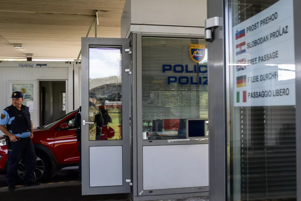 - mejni prehod Sečovlje - slovensko-hrva&scaron;ka meja- policija izvaja selektivni nadzor za vse, ki vstapojo iz Hrva&scaron;ke. - 2110.2023 &ndash; ponovni začasni nadzor na mejnih prehodih - uvedba deset dnevnega nadzora na mejah s Hrva&scaron;ko in Madžarsko - 12 kontrolnih točk na hrva&scaron;ki in dve na madžarski meji - //FOTO: Bojan Velikonja