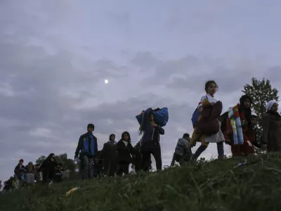 - 23.10.2015 - Slovenija - slovensko-hrva&scaron;ka meja - Rigonce- Begunci 2015 - migracije po zahodni balkanski poti - migracijskapot beguncev iz Sirije, Afganistana in Iraka čez Balkan proti zahodniEvropi - evropska begunska kriza - migranti -///FOTO: Jaka Gasar