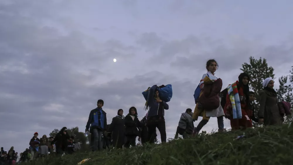 - 23.10.2015 - Slovenija - slovensko-hrva&scaron;ka meja - Rigonce- Begunci 2015 - migracije po zahodni balkanski poti - migracijskapot beguncev iz Sirije, Afganistana in Iraka čez Balkan proti zahodniEvropi - evropska begunska kriza - migranti -///FOTO: Jaka Gasar