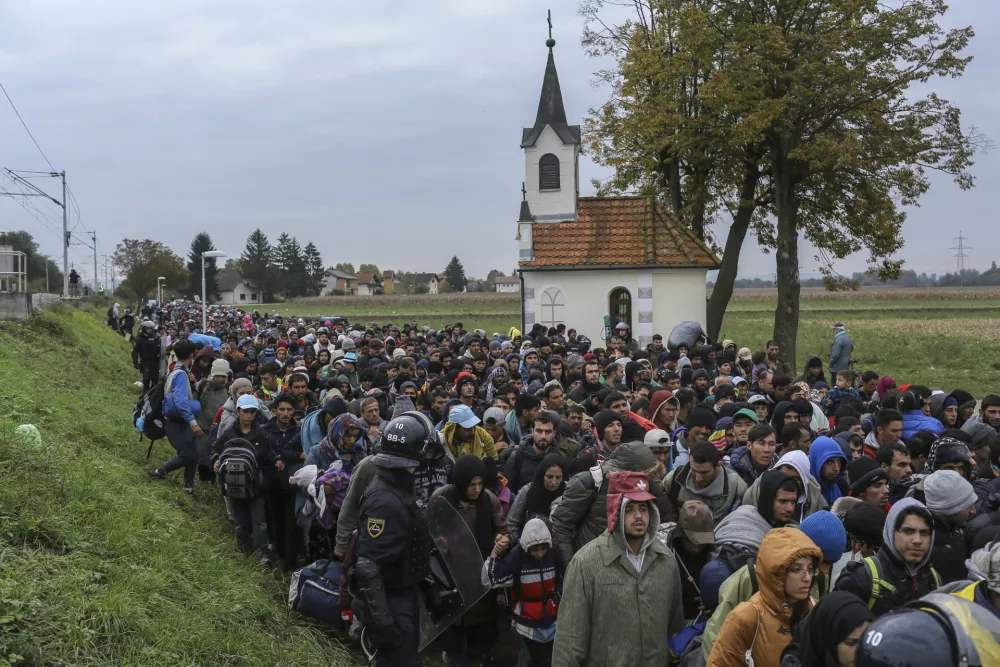 - 22.10.2015 - Slovenija - slovensko-hrva&scaron;ka meja - Rigonce- Begunci 2015 - migracije po zahodni balkanski poti - migracijskapot beguncev iz Sirije, Afganistana in Iraka čez Balkan proti zahodniEvropi - evropska begunska kriza - migranti -///FOTO: Jaka Gasar