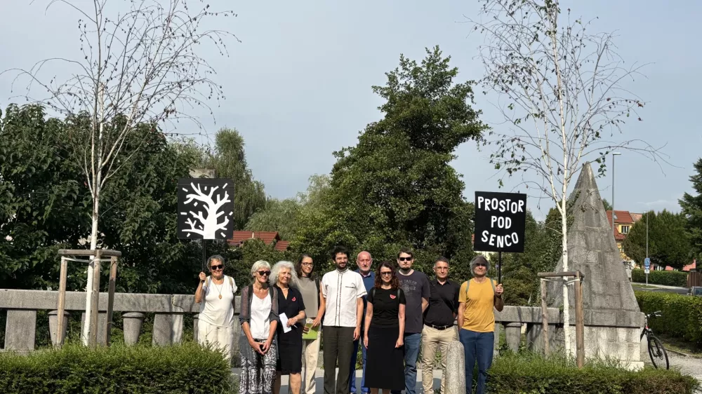 Podpisniki so ob posu&scaron;enih drevesih pojasnili ključne &scaron;tiri zahteve. Foto: Tamara Čalo&scaron;ević