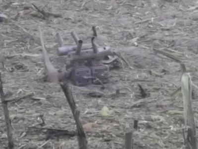 Posnetek padlega drona na Poljskem, predvidoma naj bi &scaron;lo za iranski tip &Scaron;ahed, ki ga uporablja Rusija.