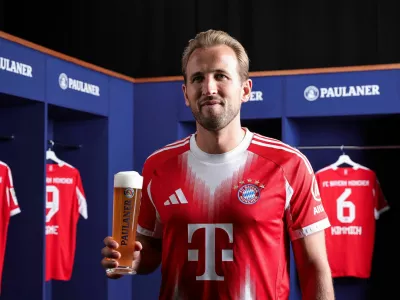 Soccer Football - Bayern Munich's Harry Kane poses with a glass of beer in a traditional photoshoot held annually before the Oktoberfest beer festival - Munich, Germany - August 19, 2025. Christina Pahnke/Bayern Munich and Paulaner/Handout via REUTERS. ATTENTION EDITORS - THIS IMAGE HAS BEEN SUPPLIED BY A THIRD PARTY.