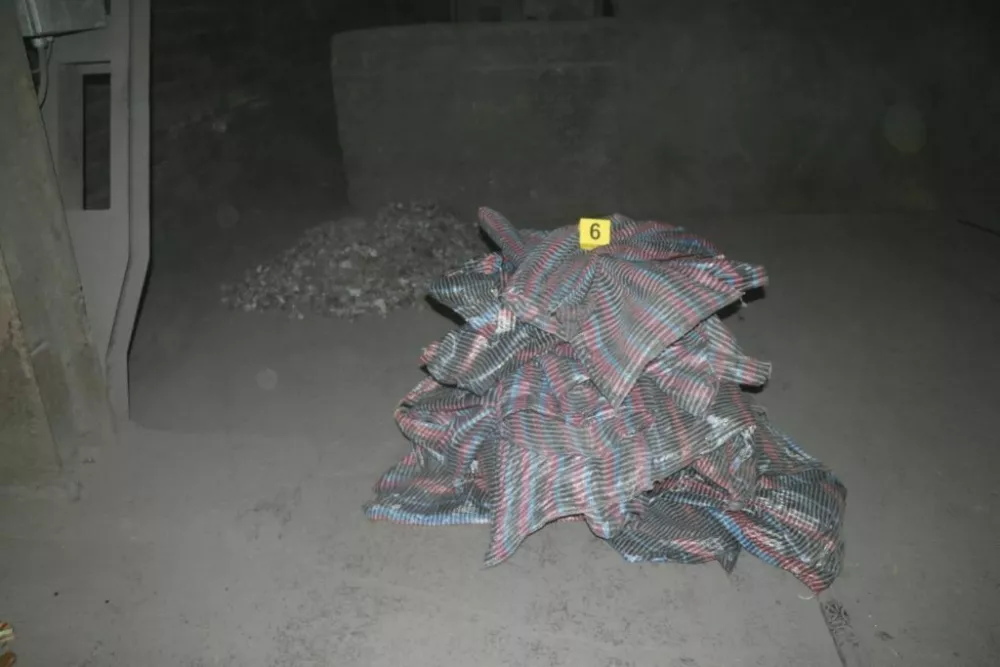 Vreča, polna legure.