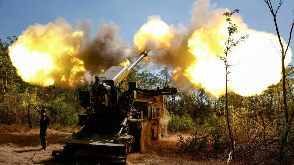 A service member of the 44th Separate Artillery Brigade of the Ukrainian Armed Forces fires a 2S22 Bohdana self-propelled howitzer towards Russian troops near a front line, amid Russia's attack on Ukraine, in Zaporizhzhia region, Ukraine August 20, 2025. REUTERS/Maksym Kishka