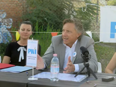 Izola, pod dimnikom nekdanjega Delamarisa.Novinarska konferenca kandidata za zupana Evgenija Komljanca in gibanja Ponosni na Izolo, na kateri so med drugim predstavili priprave na lokalne volitve.Kandidat za zupana Evgenij Komljanec.