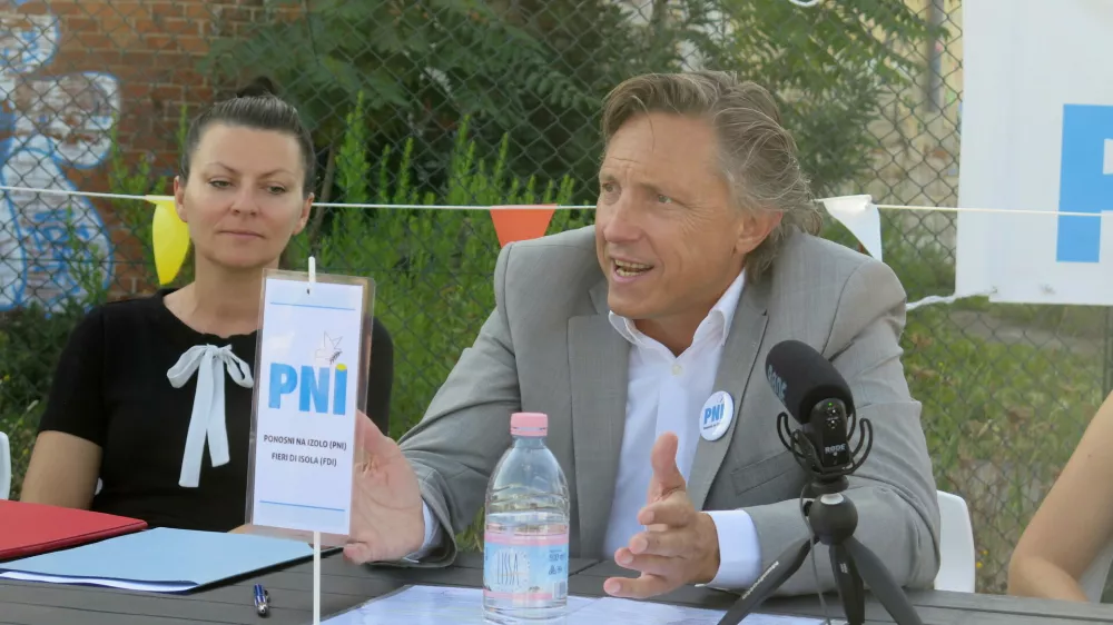 Izola, pod dimnikom nekdanjega Delamarisa.Novinarska konferenca kandidata za zupana Evgenija Komljanca in gibanja Ponosni na Izolo, na kateri so med drugim predstavili priprave na lokalne volitve.Kandidat za zupana Evgenij Komljanec.