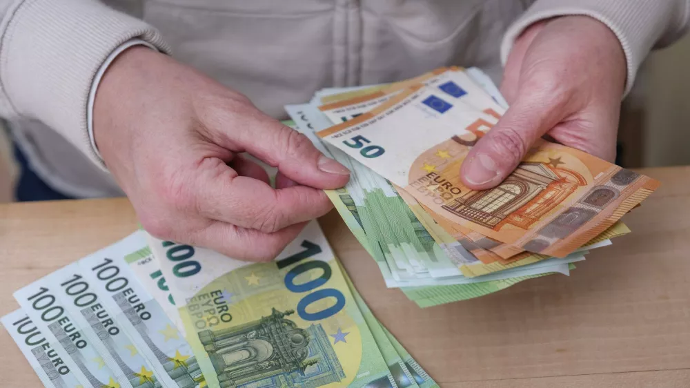 Frau z&auml;hlt Euro Scheine *** Woman counts euro notes Nordrhein-Westfalen Deutschland, Germany GMS18624,Image: 971995176, License: Rights-managed, Restrictions: imago is entitled to issue a simple usage license at the time of provision. Personality and trademark rights as well as copyright laws regarding art-works shown must be observed. Commercial use at your own risk., Model Release: no