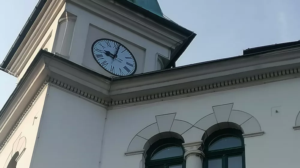 Idrija.Stolpic mestne hise z uro.