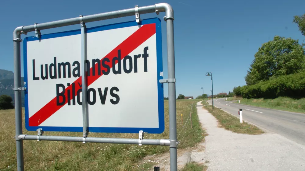 dvojezična tabla - Ludmannsdorf- dvojezično krajevno označevanje - - krajevne table razdelile slovensko manj&scaron;ino -- Avstrijski parlament je zavrnil ustavni zakon o dvojezični topografiji na Koro&scaron;kem , //FOTO: Tomaž SkaleOPOMBA: ZA OBJAVO V ČASOPISU DNEVNIK
