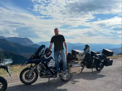 &Scaron;ime Elez je z motorjem prečkal &scaron;est držav: Srbijo, Bosno in Hercegovino, Makedonijo, Grčijo, Albanijo in Črno Goro. F instagram &Scaron;imeta Eleza