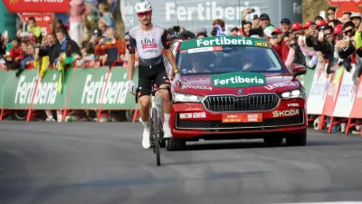 Cycling - Vuelta a Espana - Stage 6 - Olot to Pal - Olot, Andorra - August 28, 2025 UAE Team Emirates' Jay Vine before crossing the line to win stage 6 REUTERS/Bruna Casas