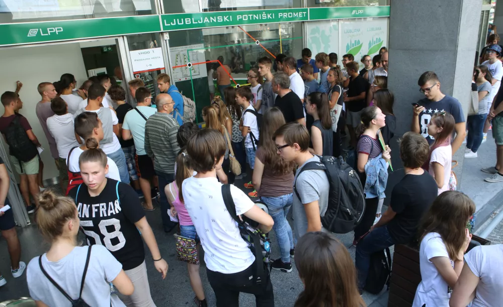 &scaron;olarji - dijaki - &scaron;tudenti čakajo na &scaron;olske terminske kartice Urbana - mesečna vozovnica za &scaron;olarje - - 29.08.2016 - Potni&scaron;ka blagajna Ljubljanski potni&scaron;ki promet (LPP) - plo&scaron;čad Bavarski dvor, Slovenska cesta 56, polnitev, prodaja terminskih kartic in vrednostnih kartic Urbana//FOTO: Tomaž Skale
