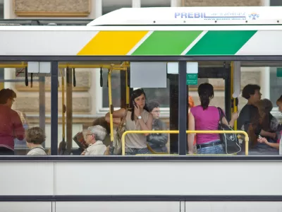 ﻿- LPP - Ljubljanski potni&scaron;ki promet - komunikacija,ljudje,potniki,avtobusi mestnega potni&scaron;kega prometa,MPP//FOTO: Tomaž Zajel&scaron;nikOPOMBA: ZA OBJAVO V PRILOGI - DNEVNIKOV OBJEKTIV - REPORTAŽA 2013    //FOTO: Tomaž Zajel&scaron;nik