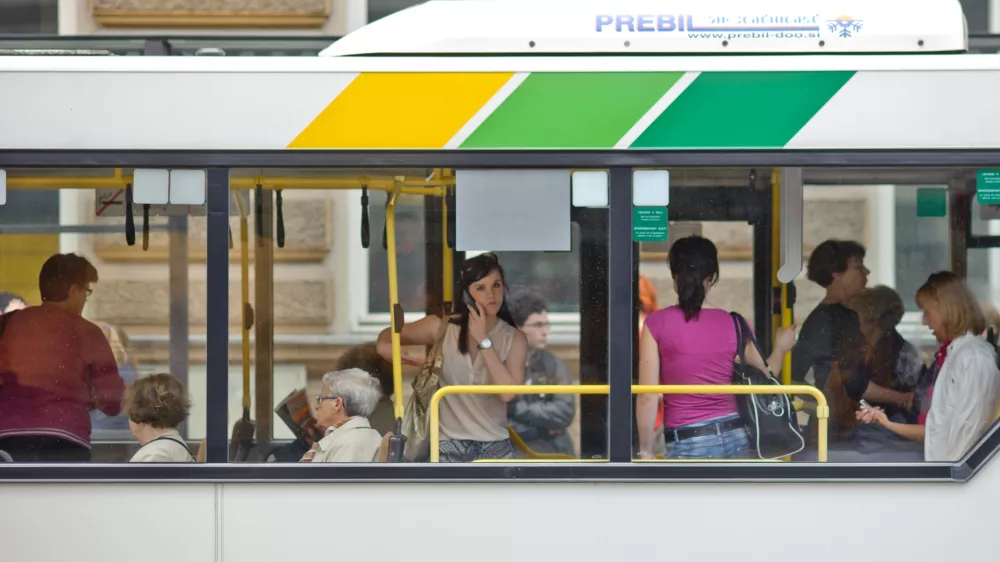 ﻿- LPP - Ljubljanski potni&scaron;ki promet - komunikacija,ljudje,potniki,avtobusi mestnega potni&scaron;kega prometa,MPP//FOTO: Tomaž Zajel&scaron;nikOPOMBA: ZA OBJAVO V PRILOGI - DNEVNIKOV OBJEKTIV - REPORTAŽA 2013    //FOTO: Tomaž Zajel&scaron;nik