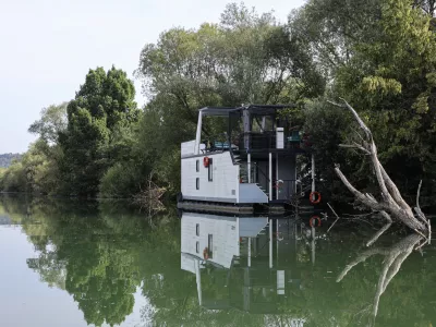 - 20.08.2025 - ogled plavajočih hi&scaron;k na Ljubljanici//FOTO: Jaka Gasar