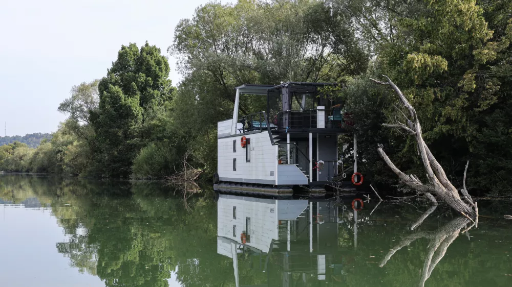 - 20.08.2025 - ogled plavajočih hi&scaron;k na Ljubljanici//FOTO: Jaka Gasar