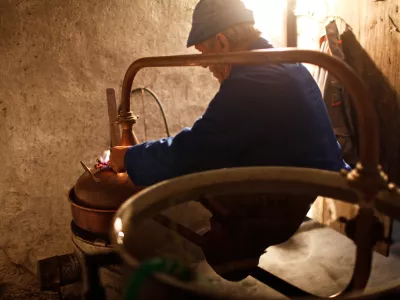 Alojz Urbanija, Vače pri Litiji  - žganjekuha - kuhanje žganja - pridobivanje alkoholnih pijač z destilacijo alkoholno prevretih rastlinskih pridelkov, žganje ///FOTO: Luka Cjuha OPOMBA: ZA OBJAVO V PRILOGI &ndash; DNEVNIKOV OBJEKTIV - REPORTAŽA 2011