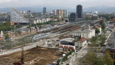 17.04.2024 - gradbi&scaron;če zasebnega projekta Emonika City - potni&scaron;ki center Ljubljana - železni&scaron;ka postaja - avtobusna postajaFOTO: Luka Cjuha