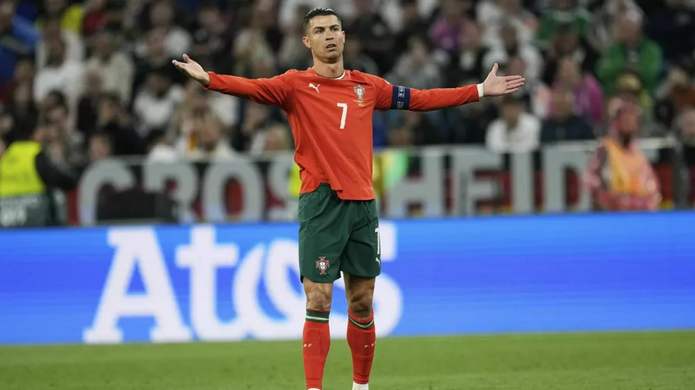 Cristiano Ronaldo je z 938 goli v članski konkurenci (800 v klubih, 138 za reprezentanco) najbolj&scaron;i strelec vseh časov, med drugim pa tudi edini nogometa&scaron;, ki je vsaj en gol dosegel na petih različnih svetovnih prvenstvih. Prihodnje leto bi ga lahko &scaron;e na &scaron;estem. 