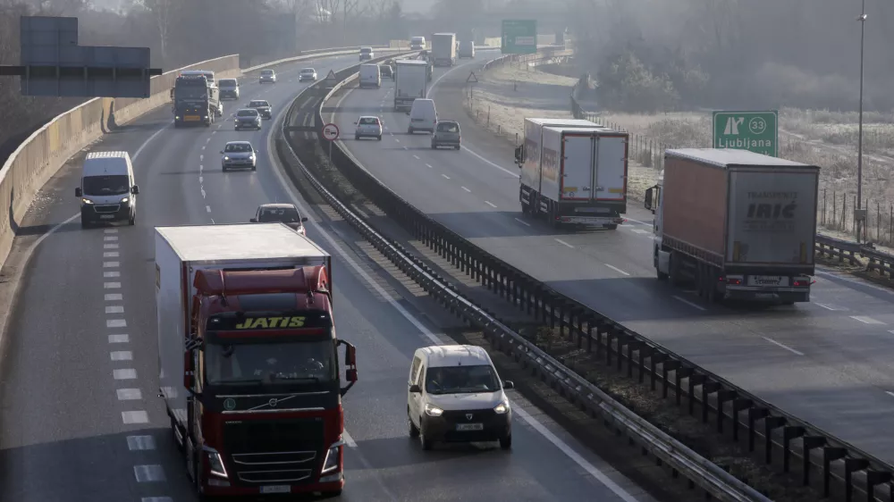 - 15.01.2021 &ndash; Primorska avtocesta &ndash; novi prometni zakon za tovornjake - prepoved prehitevanja za tovorna vozila med 6. in 18. uro na avtocesti A1 med &Scaron;entiljem in Koprom &ndash; tovornjaki &ndash; tovornjakarji //FOTO: Jaka Gasar