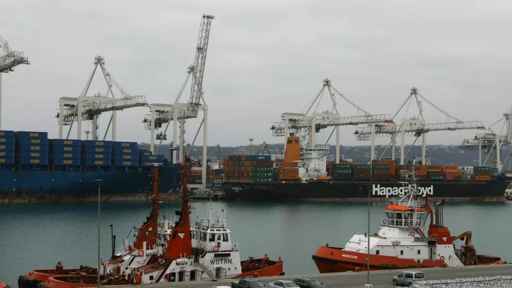 Luka Koper, ma zajeten večletni naložbeni načrt, vreden nekaj sto milijonov evrov. F Luka Cjuha