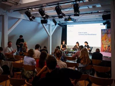 FeKK 2025, pogovor o palestinskem filmu in odporu, sodelujejo (z leve proti desni) Vanja Gajić, Tara Najd Ahmadi in Mathilde Guitton-Marcon. 