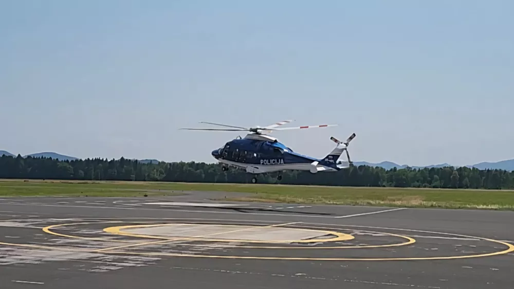 Policijski helikopter na poti na gorsko re&scaron;evanje. 