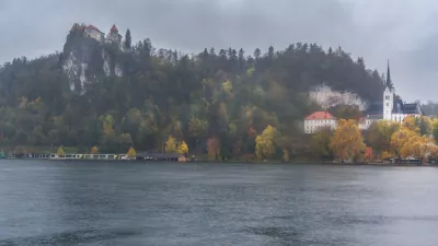 Bolj turoben pogled na jesenski Bled. Slika je simbolična.