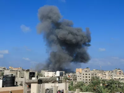 Smoke rises following an Israeli strike, in Deir Al-Balah, in the central Gaza Strip, August 23, 2025. REUTERS/Hatem Khaled