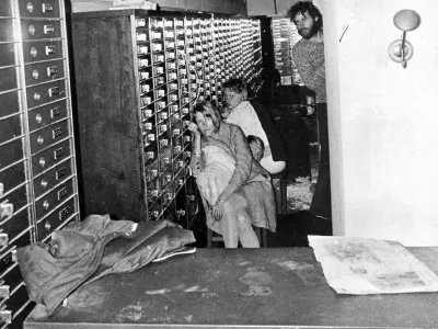 Dogajanje v trezorju: irgitta Lundblad, Sven S&auml;fstr&ouml;m, Elisabeth Oldgren in Clark Olofsson. / Foto: Profimedia