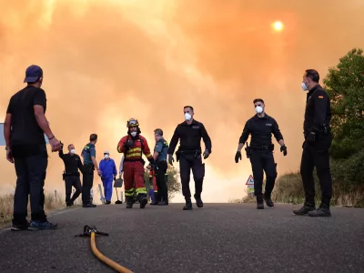 21 August 2025, Spain, Anllarinos Del Sil: Emergency services try to extinguish the forest fire in Anllarinos del Sil. Photo: Xuan Cueto/EUROPA PRESS/dpa
