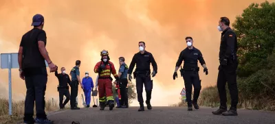 21 August 2025, Spain, Anllarinos Del Sil: Emergency services try to extinguish the forest fire in Anllarinos del Sil. Photo: Xuan Cueto/EUROPA PRESS/dpa