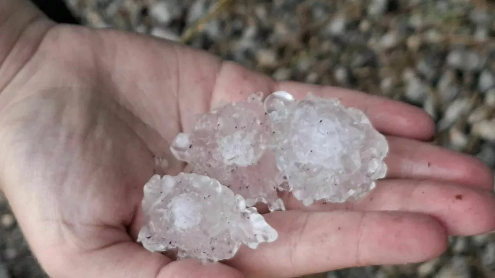 Toča Vrhnika Foto: Facebook/Meteoinfo Slovenija/Sabina Novak