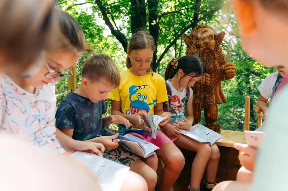 Gozdna dogodiv&scaron;čina je prava pesni&scaron;ka preizku&scaron;nja, pustolovske &scaron;kratolovce na njej čaka kovanje zlatih verzov, zbiranje zlatnikov in pečatov, na cilju pa zaslužena nagrada. F Arhiv &Scaron;krateljc