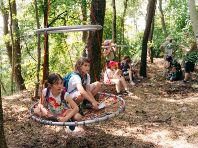 obisk doživetja ter prina&scaron;a zabavno-poučno izku&scaron;njo, polno gozdne igre, domi&scaron;ljije in otro&scaron;ke poezije Srečka Kosovela. F Arhiv &Scaron;krateljc