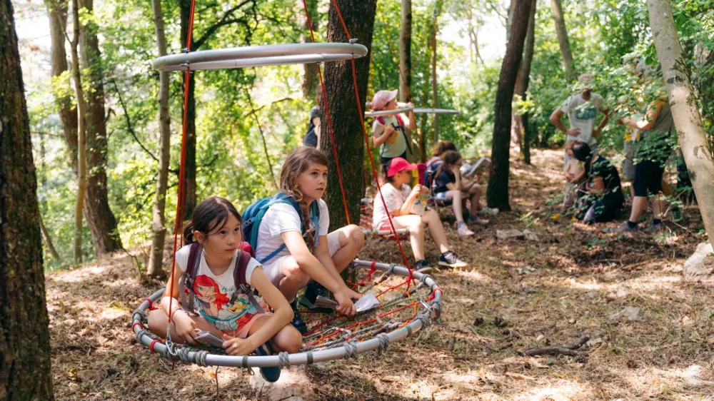obisk doživetja ter prina&scaron;a zabavno-poučno izku&scaron;njo, polno gozdne igre, domi&scaron;ljije in otro&scaron;ke poezije Srečka Kosovela. F Arhiv &Scaron;krateljc