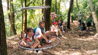 obisk doživetja ter prina&scaron;a zabavno-poučno izku&scaron;njo, polno gozdne igre, domi&scaron;ljije in otro&scaron;ke poezije Srečka Kosovela. F Arhiv &Scaron;krateljc