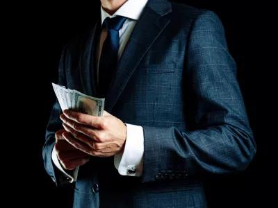 Na vrhu so žepi vse bolj polni.