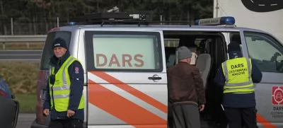 - nadzorniki DARS - 5.12.2013 - Avtocestno počivališče Voklo - gorenjska avtocesta - preusmeritev prometa skozi počivališče - kontrola cestnega prometa v kateri so sodelovali policisti, cariniki in cestninski nadzorniki DARS //FOTO: Luka Cjuha