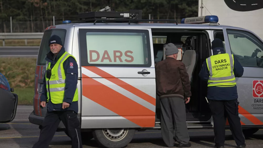 - nadzorniki DARS - 5.12.2013 - Avtocestno počivali&scaron;če Voklo - gorenjska avtocesta - preusmeritev prometa skozi počivali&scaron;če - kontrola cestnega prometa v kateri so sodelovali policisti, cariniki in cestninski nadzorniki DARS //FOTO: Luka Cjuha