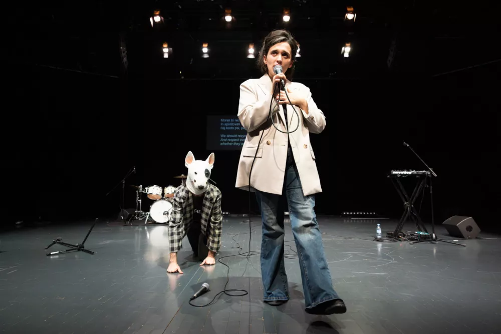 Smrdljivi koncert na &scaron;tirih tacah, Alice in Davide Sinigaglia, Mladi levi, 2025