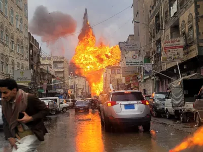 A fire ball rises from the site of an Israeli air strike in Sanaa, Yemen August 24, 2025. REUTERS/Stringer   TPX IMAGES OF THE DAY