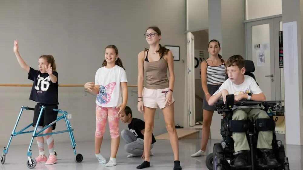 Pre&scaron;erno razpoloženje in trdo delo na plesnih vajah, ki potekajo vsak dan v dvorani KGBL. F Darja &Scaron;travs Tisu